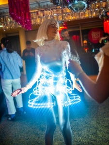 alt="performance artística en evento corporativo"