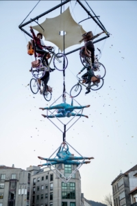 alt="espectáculo de gran formato en plaza pública"