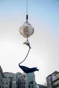 alt="espectáculo de gran formato en plaza pública"